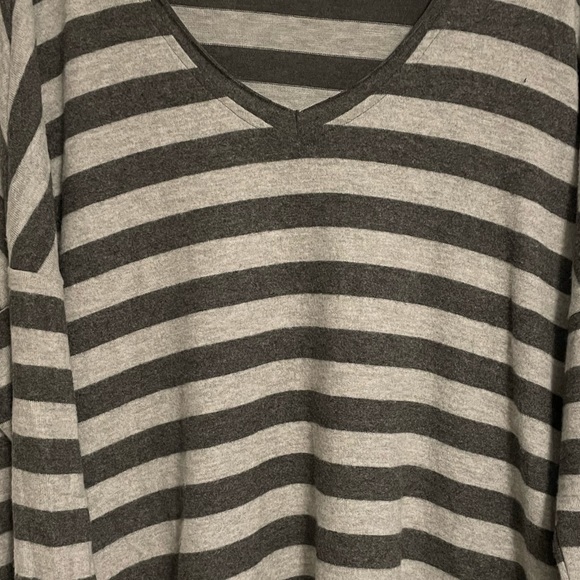 112. NWOT Peyton Jensen V Neck Grey Striped Cozy Soft Long Sleeve Sweater, Sz XL - Picture 2 of 6